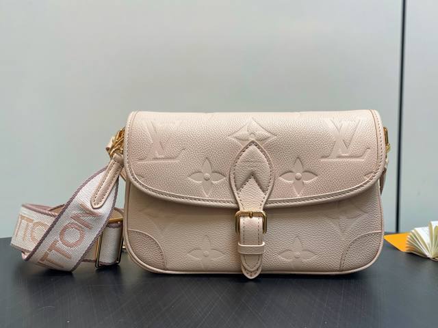 with folding box Size 27.15 Coach Full of luxury and classic among classics Can