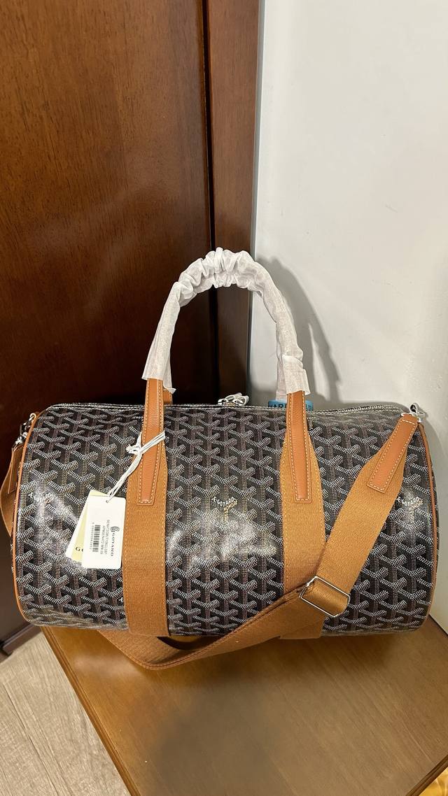 Chanel denim heart lipstick case Can be worn on one shoulder or crossbody, showi