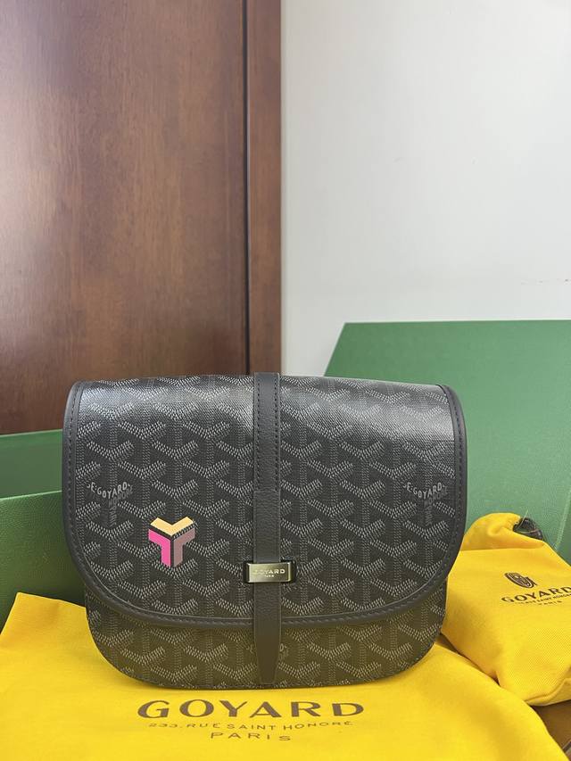 Chanel denim heart makeup box Can be worn on one shoulder or crossbody, showing