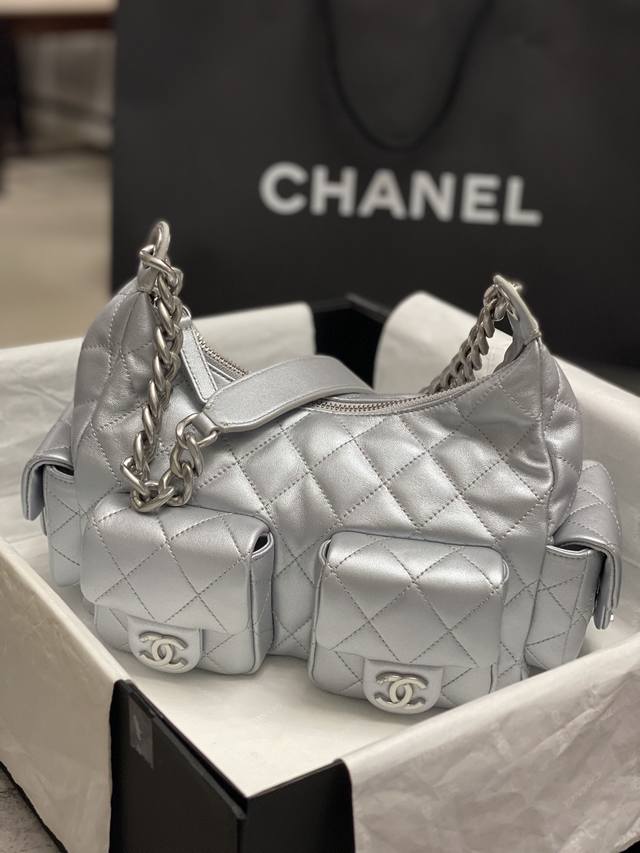 Dior embroidered shopping bag This year's heavyweight counter classic hit combin