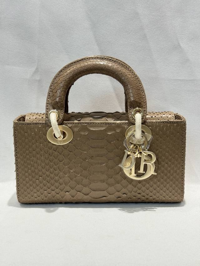Gucci Tote Bag Casual yet elegant A sleek and practical The undisputed king of a