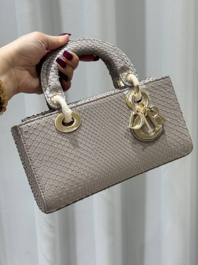 Prada Beach Bag Really classic and timeless! Perfect for traveling and shopping