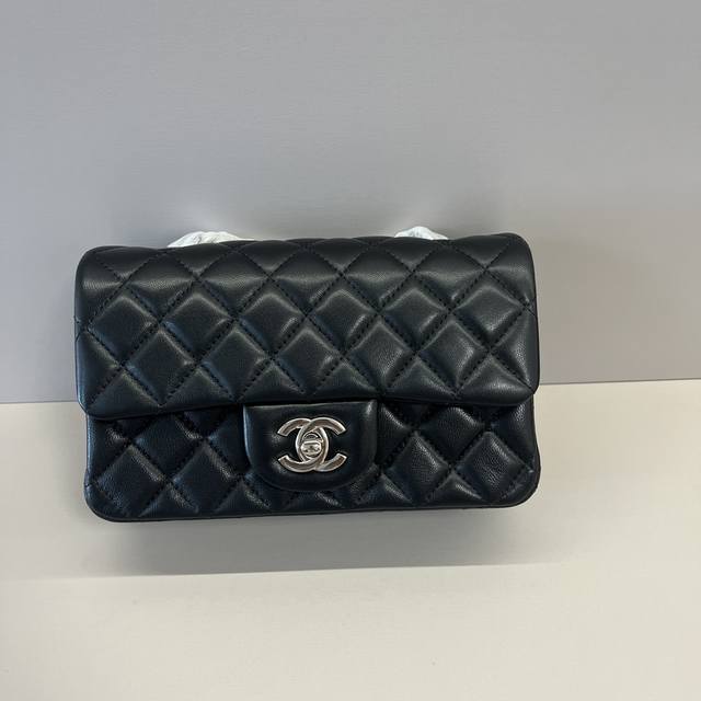Lv Keepall pillow bag has a large capacity for daily outings and can hold all th