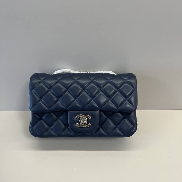 with folding gift box Chanel classic patent leather fortune bag Woc Very good qu