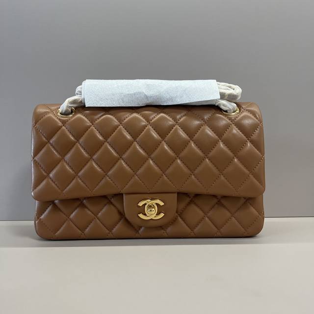 Lv denim tote has simple and neat lines, the bag is very stylish, and the capaci