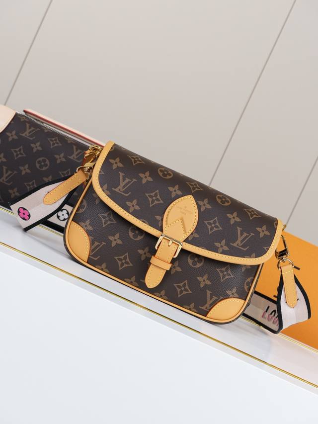 folding box Chanel23K show patent leather box bag This Chanel patent leather bag