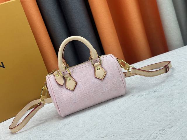 Fendi Mahjong Bag Can be worn under the armpit, across the body or by hand, with