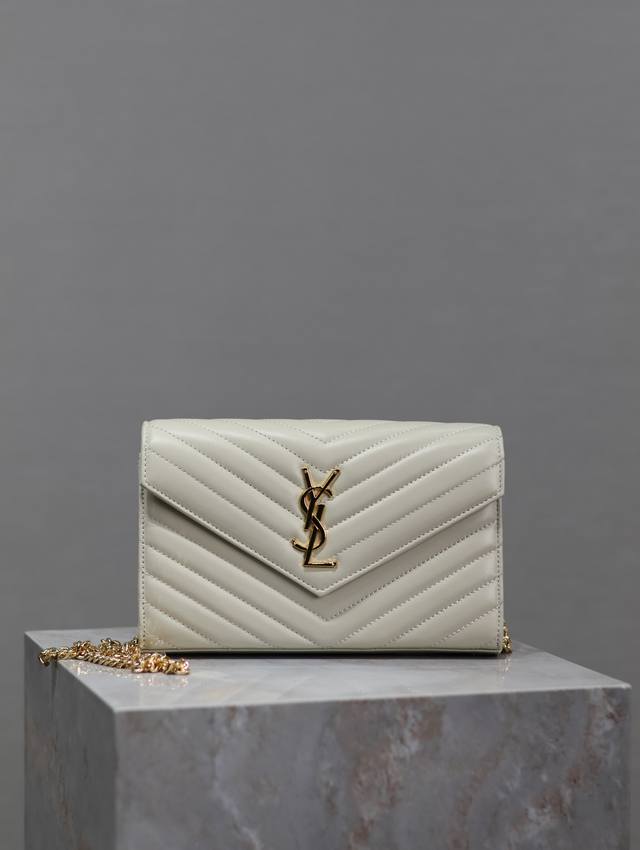 Lv Louis Vuitton's limited edition new Keepall travel bag for spring and summer.