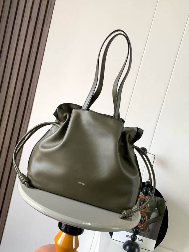 Lv travel bag Very simple and exquisite design, full of details Whether it is a