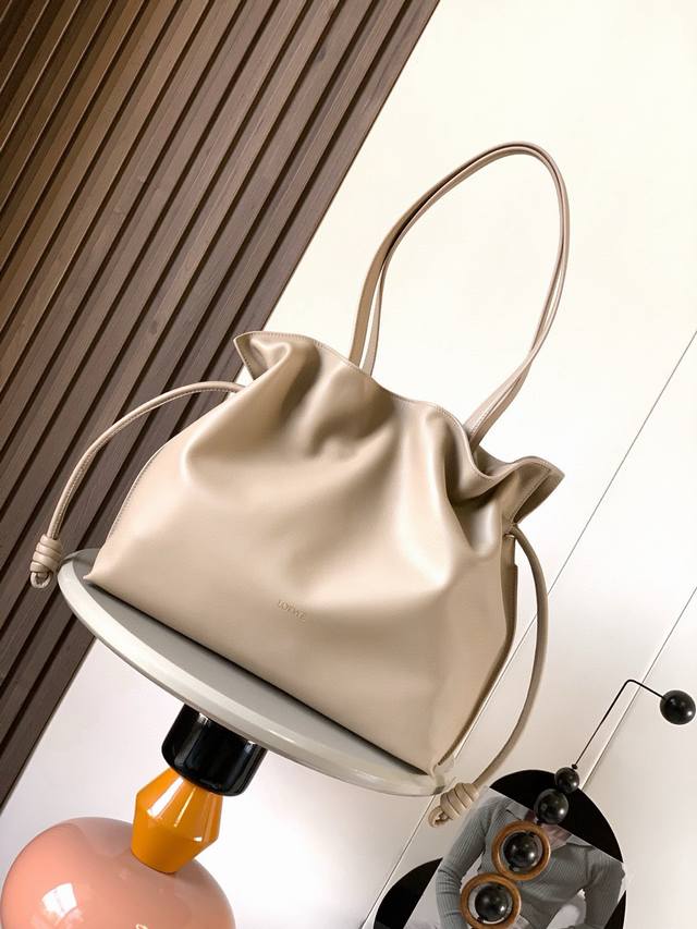 Lv travel bag Very simple and exquisite design, full of details Whether it is a