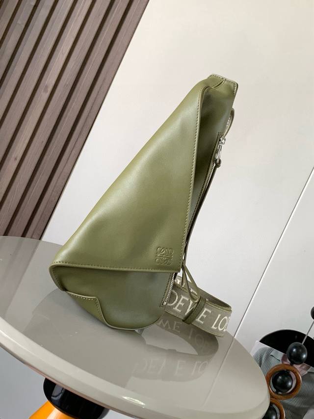 Gucci Cool Pillow Bag Large capacity can be carried by hand or crossbody A must-