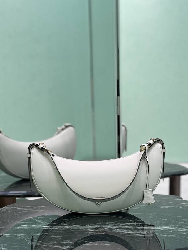 Lv Postman Small Chain Bag The new postman bag is a classic Lv bag and is very p
