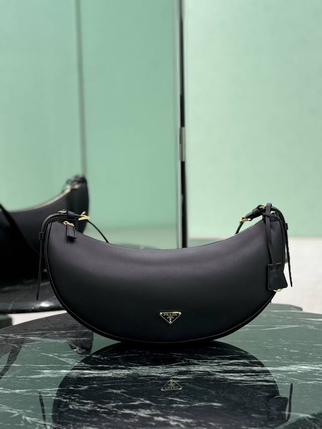 What is the charm of the Lv monogram messenger bag that I love more and more the