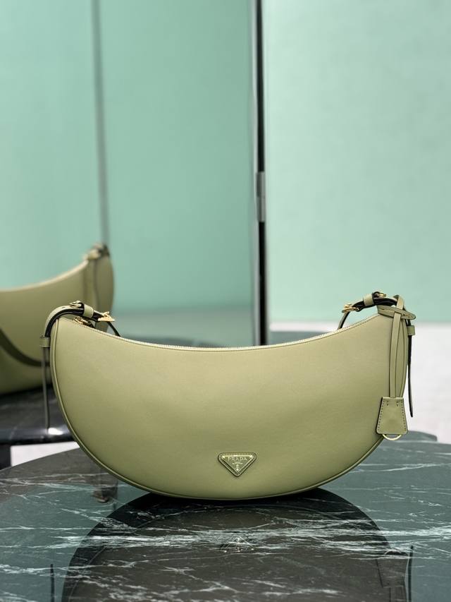2025 Early Spring Catwalk Horizontal Small Box Lv Side Trunk Gu Ailing Box Bag B