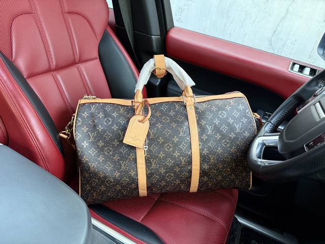 New Company-level Bottega Veneta Men's and Women's Logo Appliqued Leather Edge C