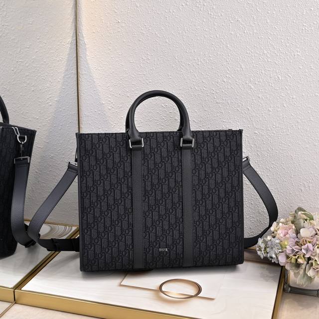 Corporate Dior Dior high-end luxury brand highlights high-end temperament Dior s