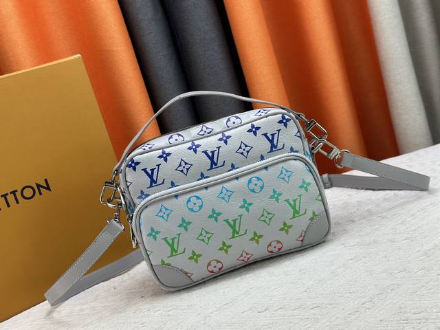 Dior's new saddle underarm bag? It's amazing. It set off a craze at Paris Fashio