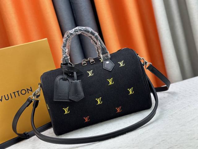 Chip version Lv Men's messenger bag Voyager messenger bag The structure and acce