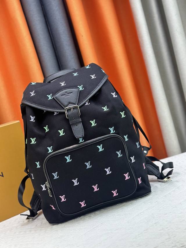 with box Size: 12*9Cm Coach Trail Box Bag This cute little box bag is so cute! I