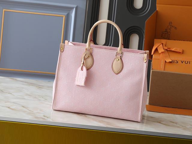 Prada's new denim tote bag ~ The new favorite Pra summer vacation series is here