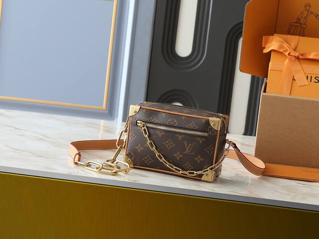 Folding gift box With a shoulder chain! Size: 19*10cm Small mini Fendi looks goo