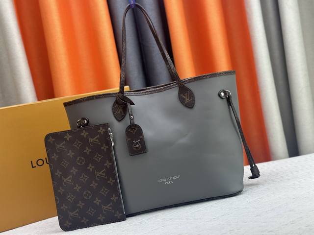 Full set of packaging Lv beauty white tri-color is really beautiful. Each one of