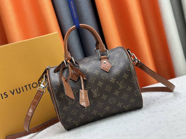 Gift box packaging Miumiu's new wrinkled sheepskin Hobo bag uses the wrinkle qui
