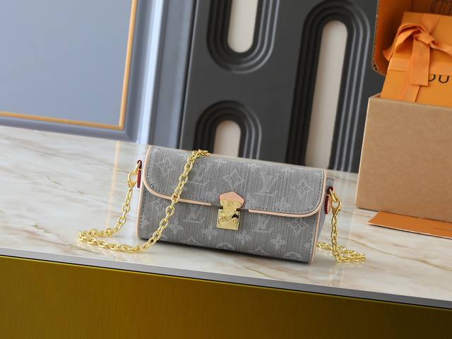 with box Size 16.19Cm Bvlgari Serpenti Forever snake head bag tassel drawstring