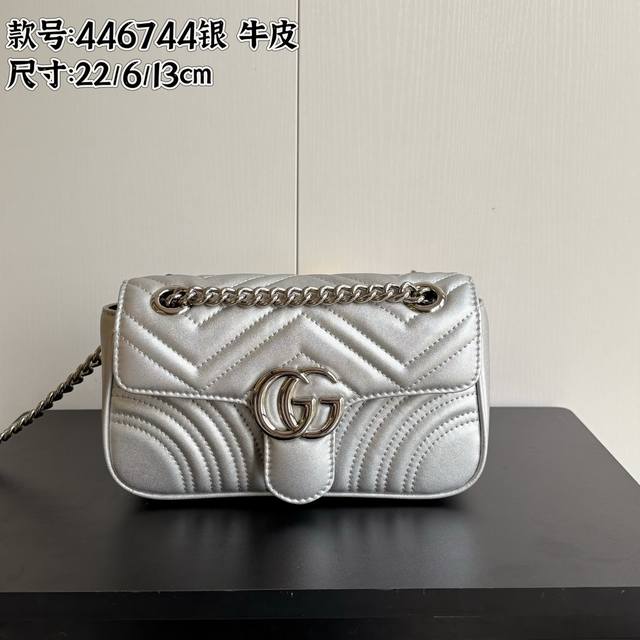 Replica lambskin Carryalldark This Carrvall Dark medium handbag is shaped with s