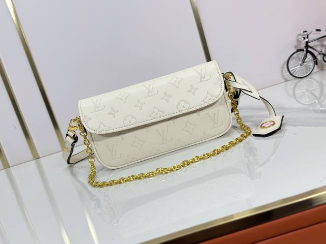rare leather Lv rare leather Capucines As one of Lv's representative high-end ba