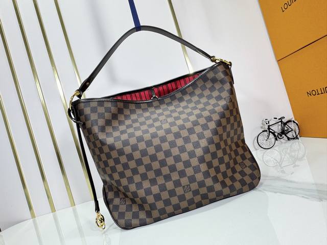with gift box. Coach's new bucket bag in October Coach's latest season Casual an