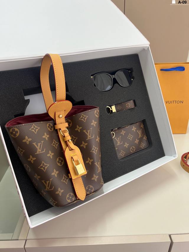 with box and sheepskin Size: 24*18Cm Sharing of Chanel 25P Pearl Bag This bag is