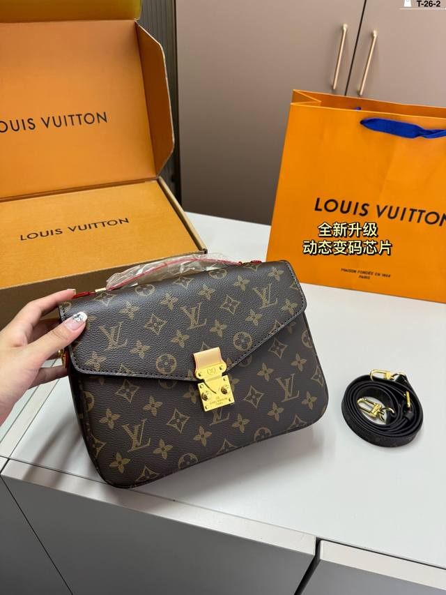 with folding box Size: 23cm*17 large 19cm*15 small Celine Arc de Triomphe! Very