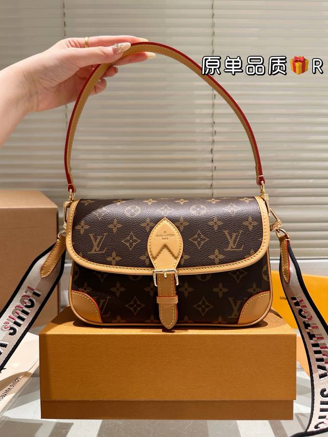 with gift box Lv new Soft Trunk unisex box bag is absolutely amazing . ". Soft T