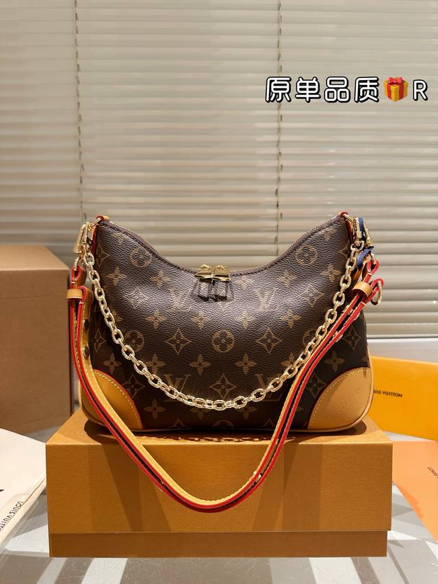 with gift box Chanel Kelly chain handbag. Sweet and cool, I love it Versatile an