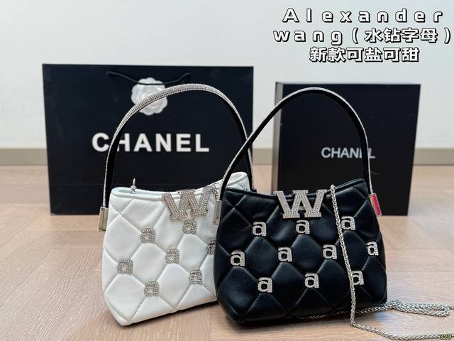 Fendi 's new lipstick bag Small and cute Fendi lipstick bag The chain is very ad