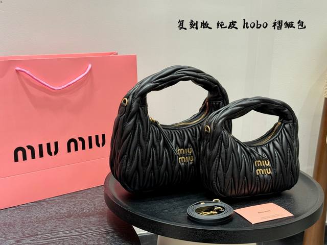 Fendi travel bag A handsome and spacious travel bag Classic design, suitable for