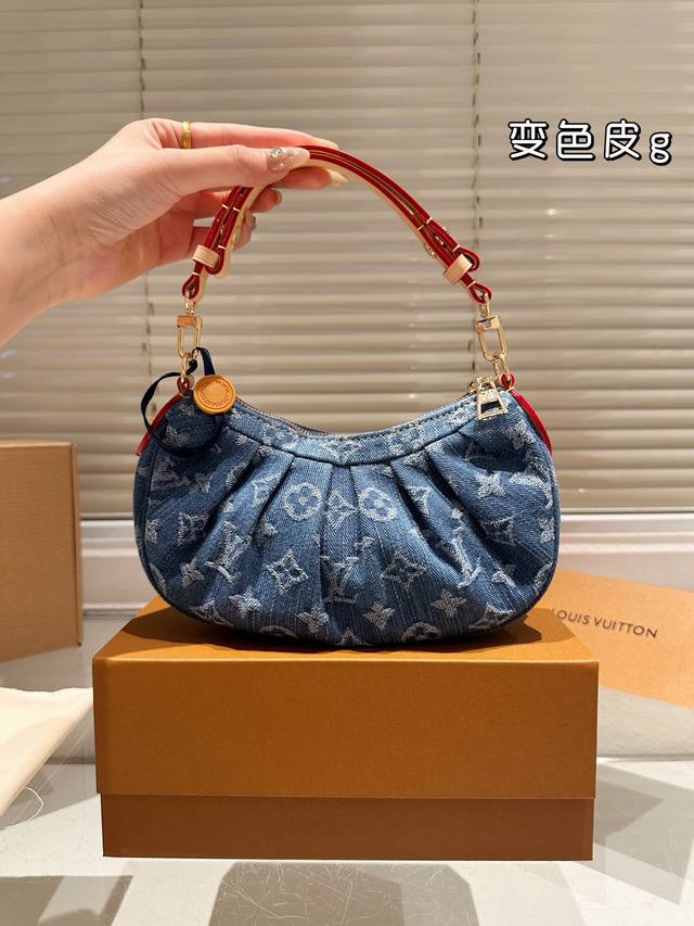Celine underarm crescent bag Full of design, very intellectual and elegant Super