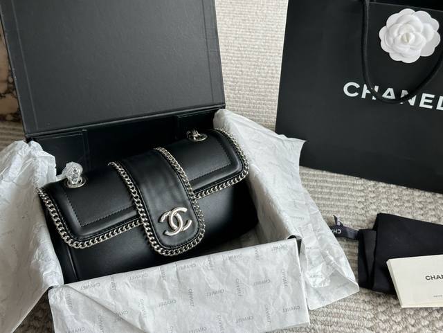 with gift box. Chanel 19Bag chain bag Stylish, can hold, style can be changed at