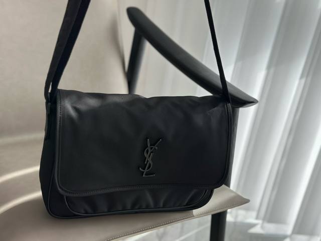 with gift box Fendi second-hand small shopping bag. Small design. Capacity is la