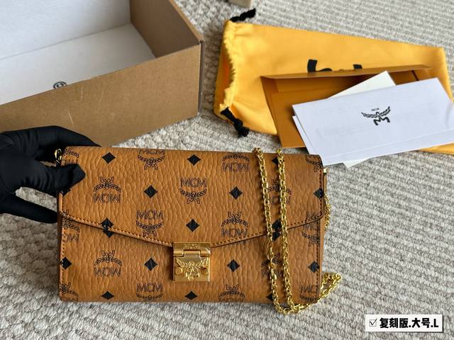 with gift box. Fendi Baguette embroidered baguette bag Gentle, delicate, elegant