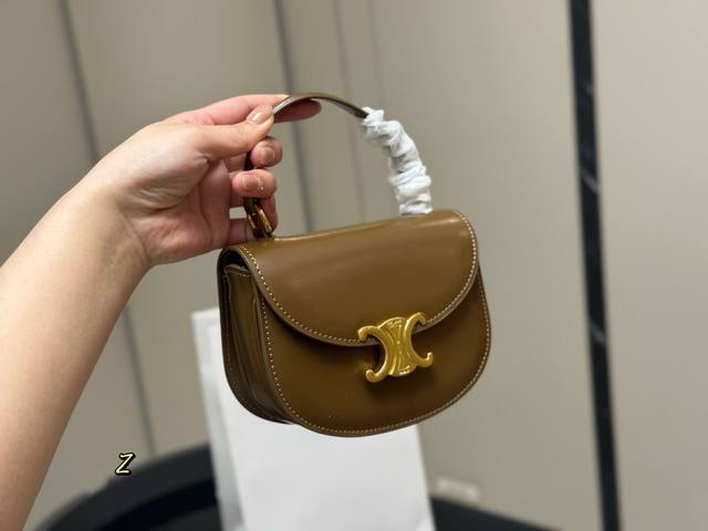 Alexander. Diamond buckle hand-held saddle bag The bag is soft but strong. W rhi