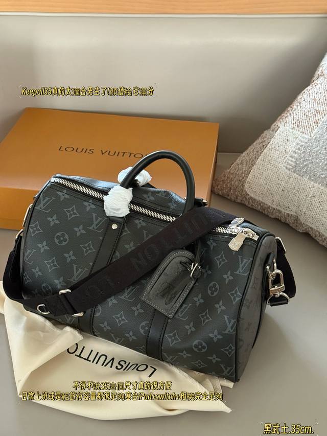 Small folding box Chanel cosmetic bag with gold ball adjustment buckle. The gold