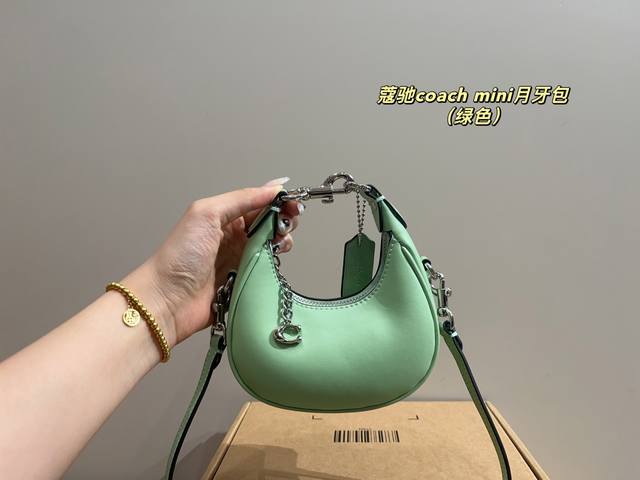 Prada Tote It's another day of being attracted by Prada Tote. I really love this