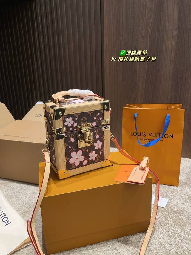 with box Size: 29*16Cm L's white strawberry cream croissant Creamy white with a
