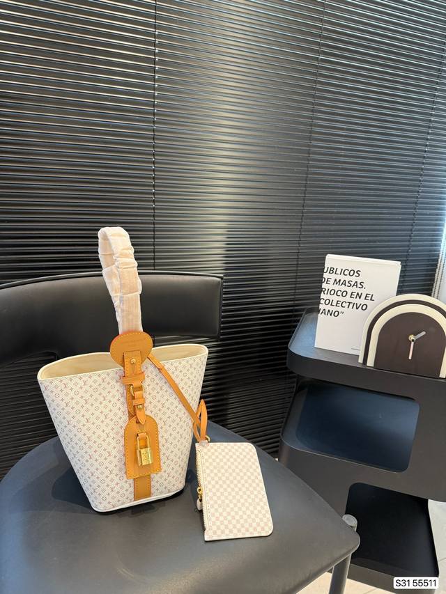 Folding box size 17.11 Chanel 24S Hula Hoop Bag The niche but high-end Chanel Mo
