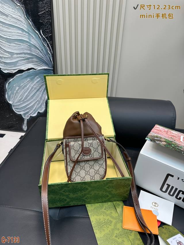 Prada canvas basket The texture is so beautiful The upper body is really too tex