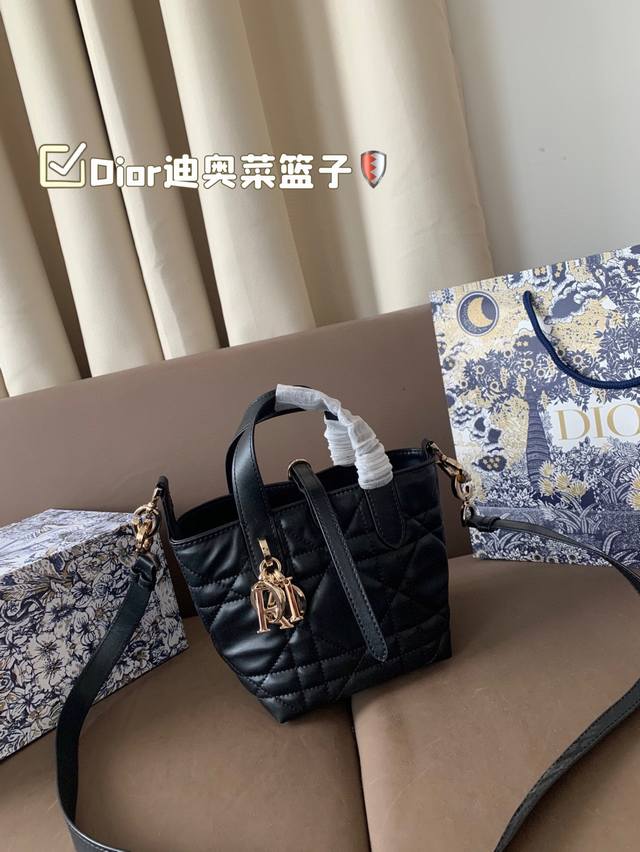 with airplane box folding box Chanel hula hoop half-moon handbag Simple and vers