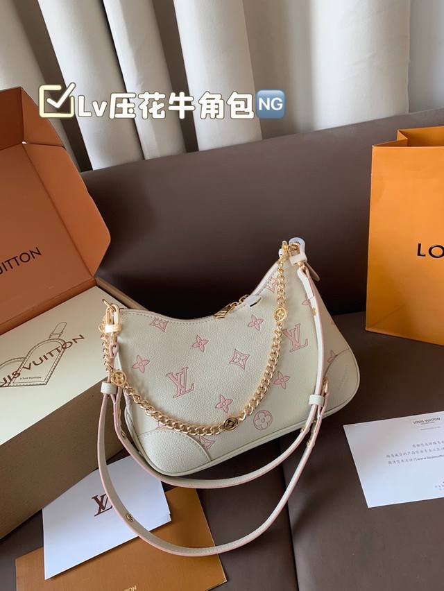 with box Coach pillow bag shipped in sync with the counter. The latest model is