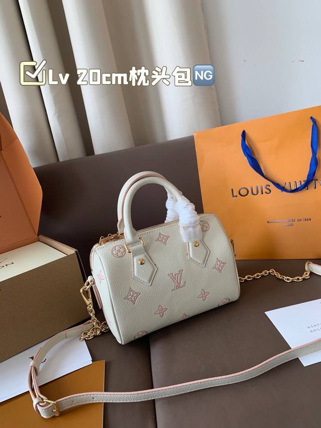 Dior travel bag is really super large. It is the first choice for traveling. The